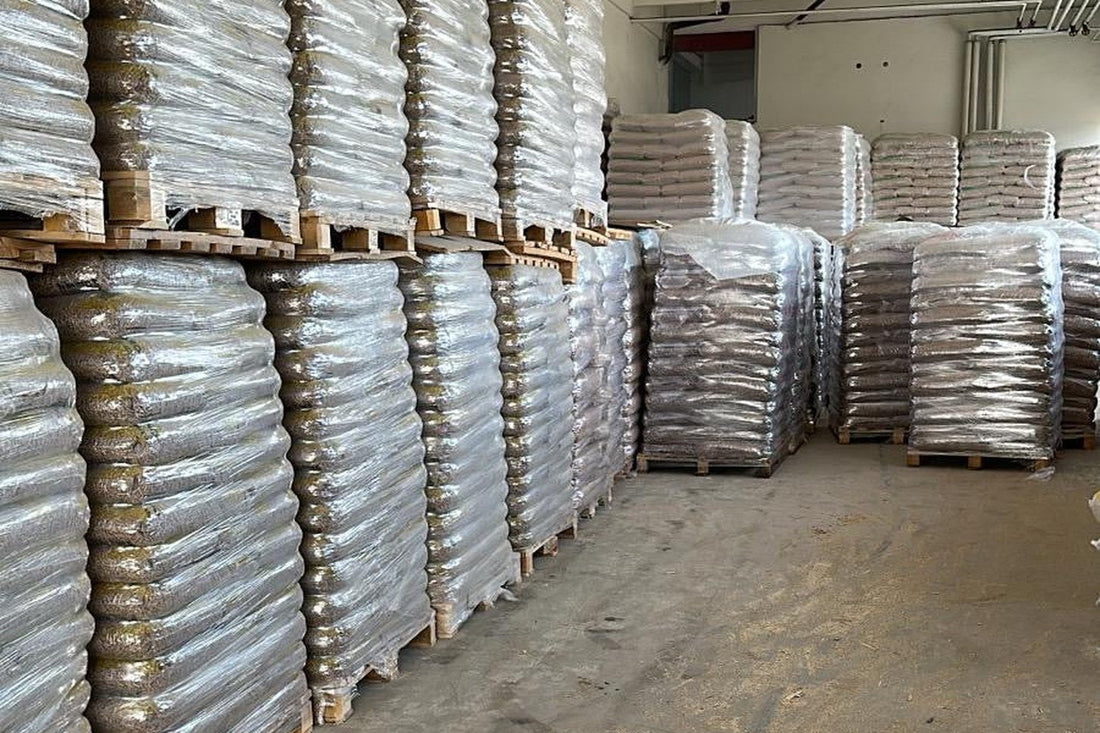 Paletten mit Holzpellets in Säcken, doppelt gestapelt im trockenen Lager von PelleXa